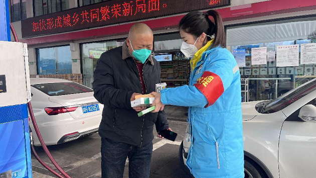 暖心！新安加油站為客戶送上退熱藥品.png