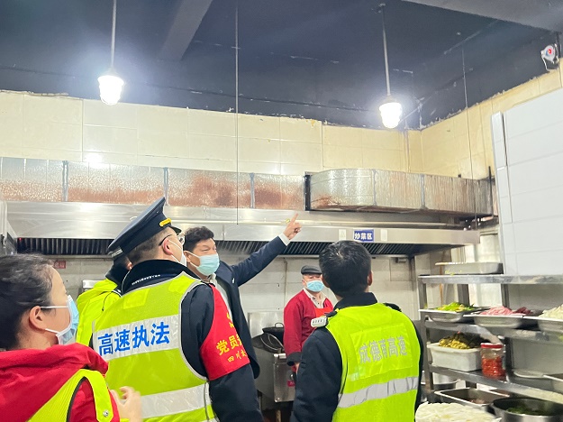 槐樹服務(wù)區(qū)+高速執(zhí)法二支隊(duì)、高速公安五支隊(duì)進(jìn)行保障春運(yùn)安全檢查 (1).png