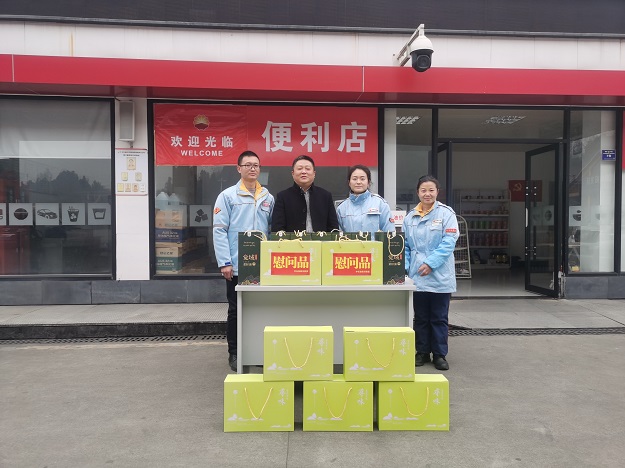 1674033483243804.jpg 總經(jīng)理何偉毅與員工合影.JPG