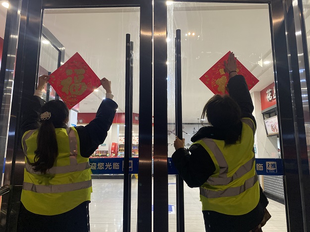 下八廟服務區開展春節氛圍布置（蔣梅） (4).jpg