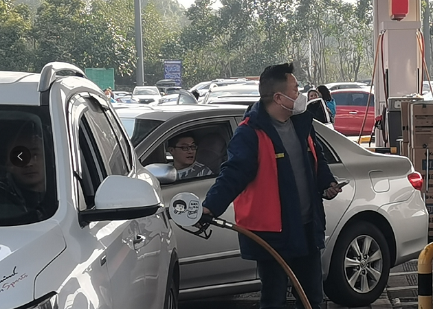 加油站里過年的蜀交中油人4.png