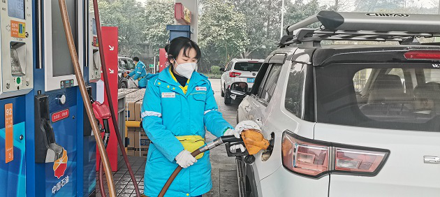 加油站里過年的蜀交中油人5.png