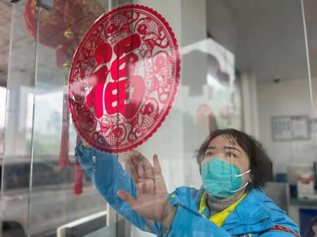 加油站里過年的蜀交中油人14.png