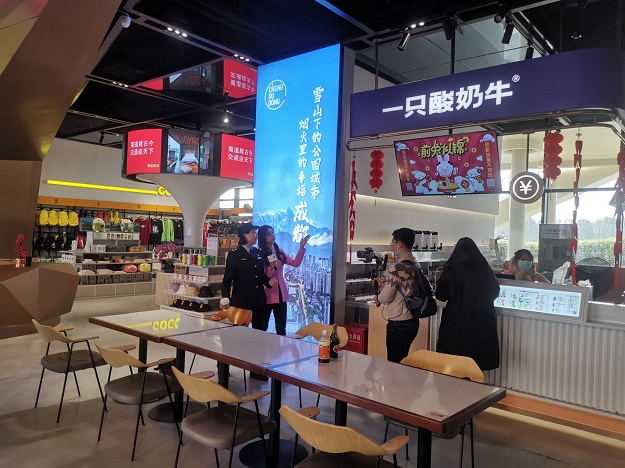 成都東服務(wù)區(qū)+省交通運輸綜合行政執(zhí)法總隊大型春運服務(wù)抖音直播宣傳活動 (1).jpg