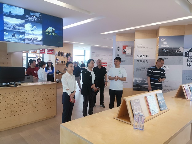 成都東服務區+蜀道鐵路運營集團舉行“春季健步走”活動 (2).jpg