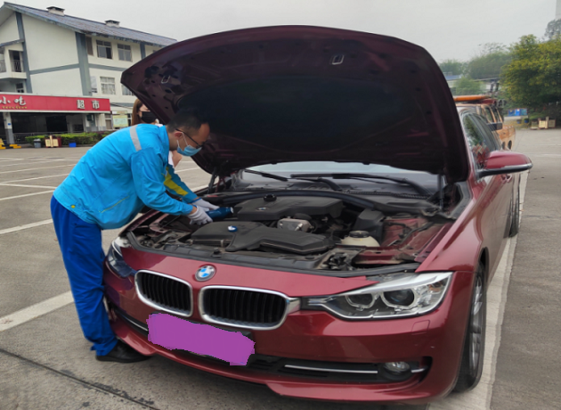 1682492010449213.png 蜀交中油公司武勝加油站員工幫助顧客排除車輛故障獲贊.png