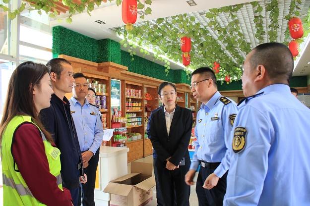 1682604187712533.jpg 金堂服務(wù)區(qū)+省交通執(zhí)法總隊(duì)副總隊(duì)長、黨委副書記鄧洪+檢查蜀道服務(wù)區(qū)公司金堂服務(wù)區(qū)五一節(jié)前工作.JPG