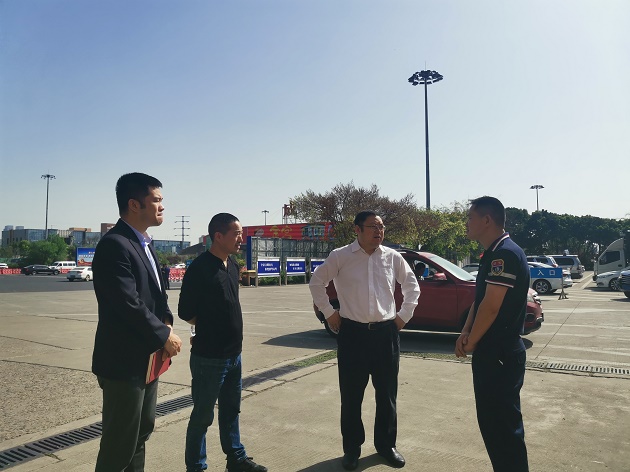 1683256617632832.jpg 蜀道交通服務集團副總經理鄧成興帶隊前往成南服務區加油站開展“五·一”勞動節期間安全生產專項督查.jpg