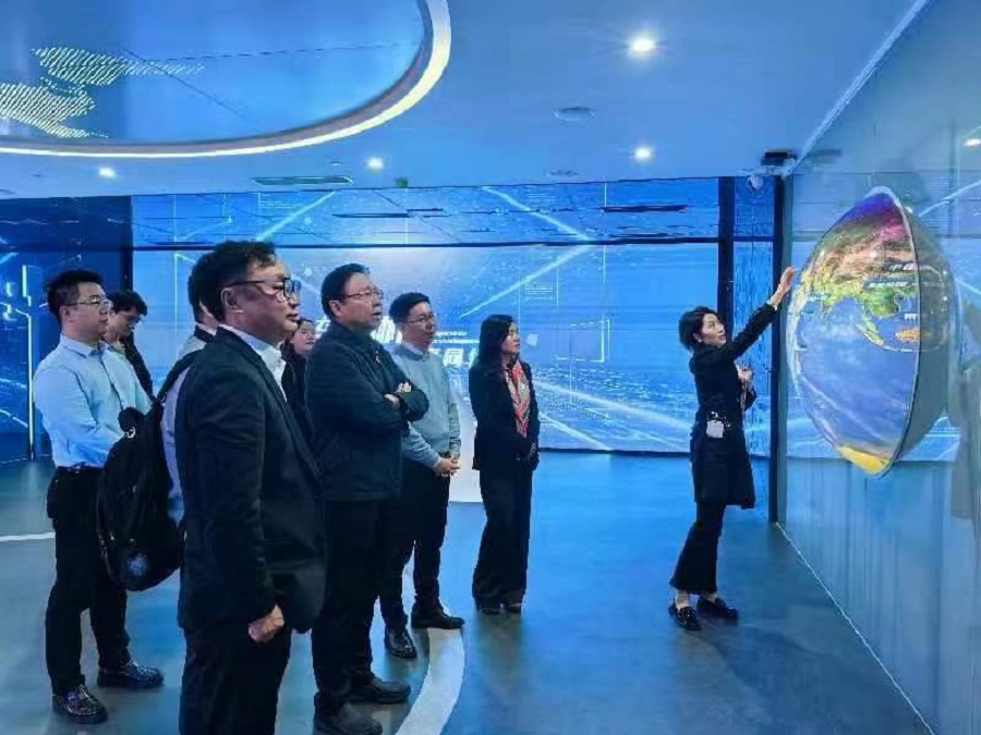 1701151969655623.jpg 中國廣告協會會長張國華蒞臨蜀道集團考察調研文化傳媒工作1.jpg