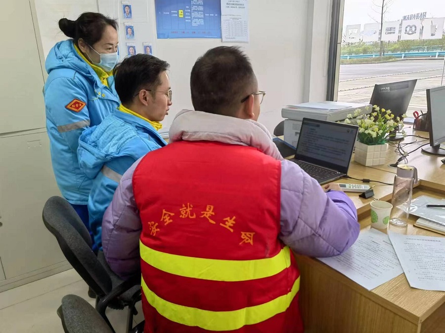 1703813927691110.jpg 現(xiàn)場(chǎng)指導(dǎo)學(xué)習(xí).jpg