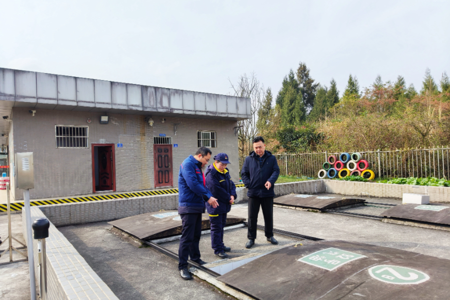 1710224284432463.jpg 蜀交航油公司黨委委員、紀委書記汪千鴻以“四不兩直”的方式到南大梁高速加油站開展月度安全包保檢查照片.jpg