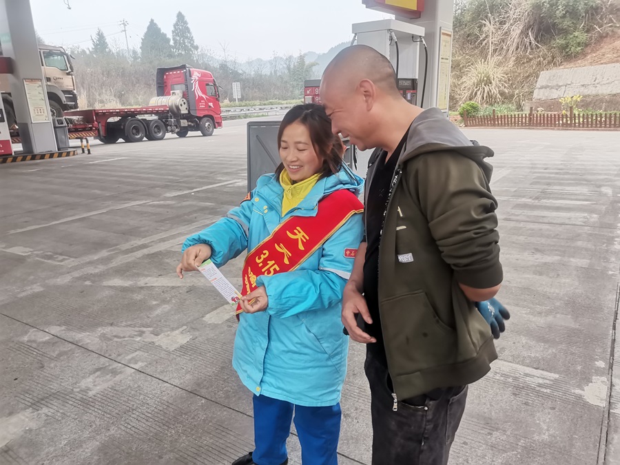 1710728797665846.jpg 為顧客發放宣傳冊.jpg