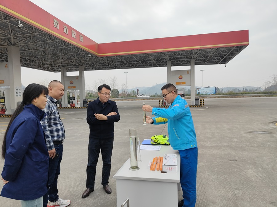 1710728804309651.jpg 為顧客宣傳油品知識.jpg