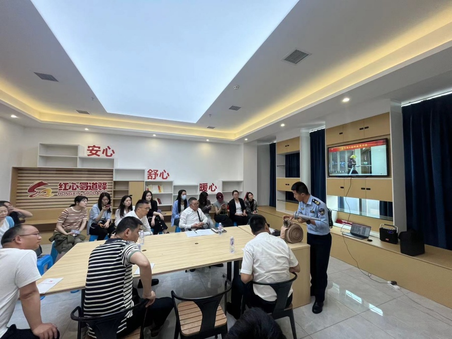 1714380460444834.jpg 四川蜀交工程管理有限公司天府機場服務區現場消防安全培訓1(900寬).jpg