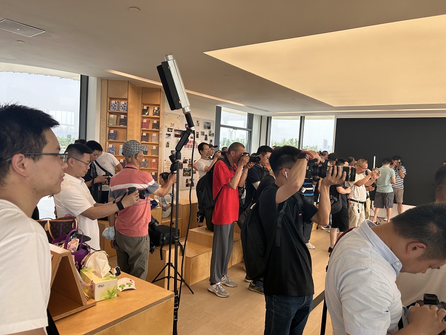 1716946945421041.jpg 成都東服務區+一沙攝影“日落書香”活動點亮成都東服務區 (4).jpg