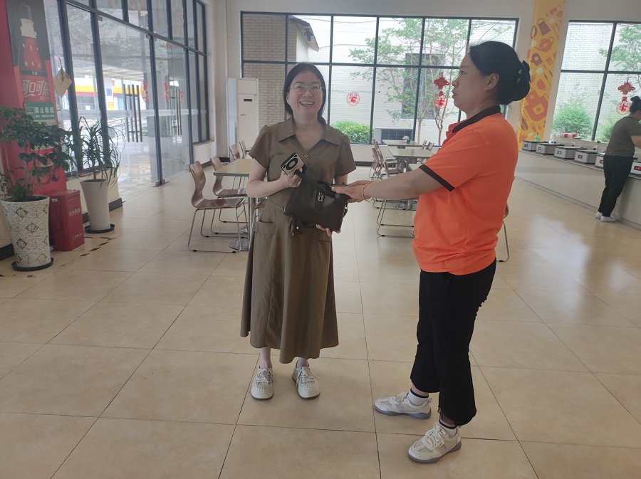 1718950439440852.jpg 達州西服務區(qū)拾金不昧照片.jpg