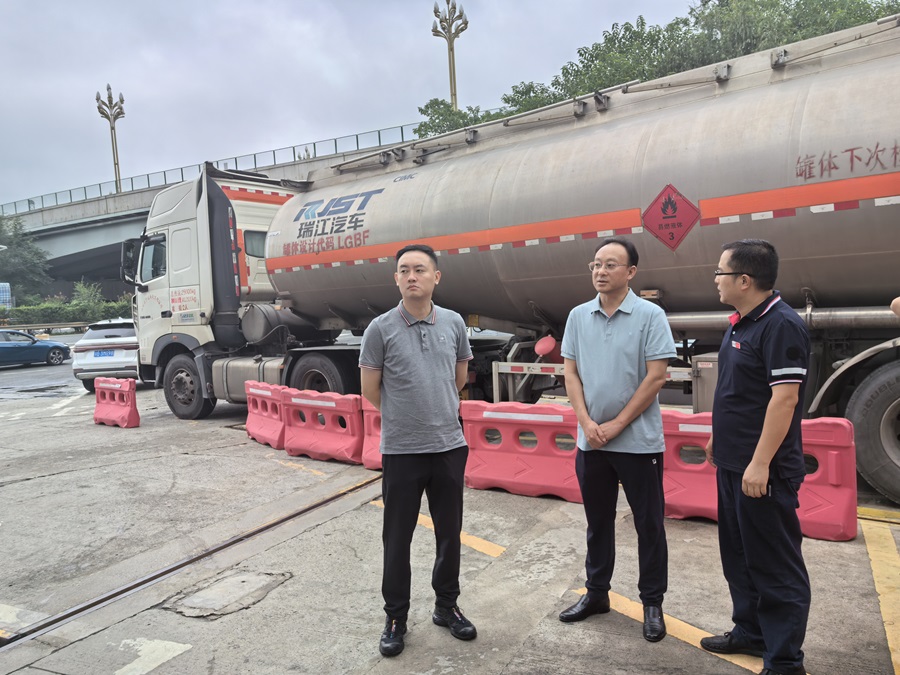 加油站、服務區安全環保專項督導暨“送清涼”慰問 (2).jpg