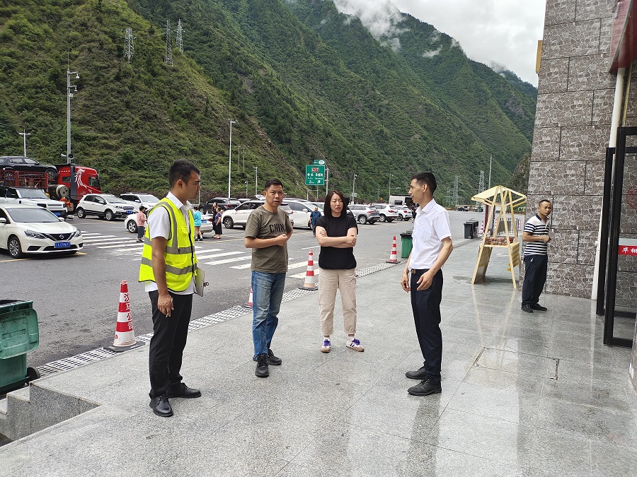 7.17蜀道服務區公司執行董事吉昌平，副總經理胡麗一行以“四不兩直”的方式赴畢棚溝停車區對安全生產和防汛工作進行督導檢查（1）.jpg