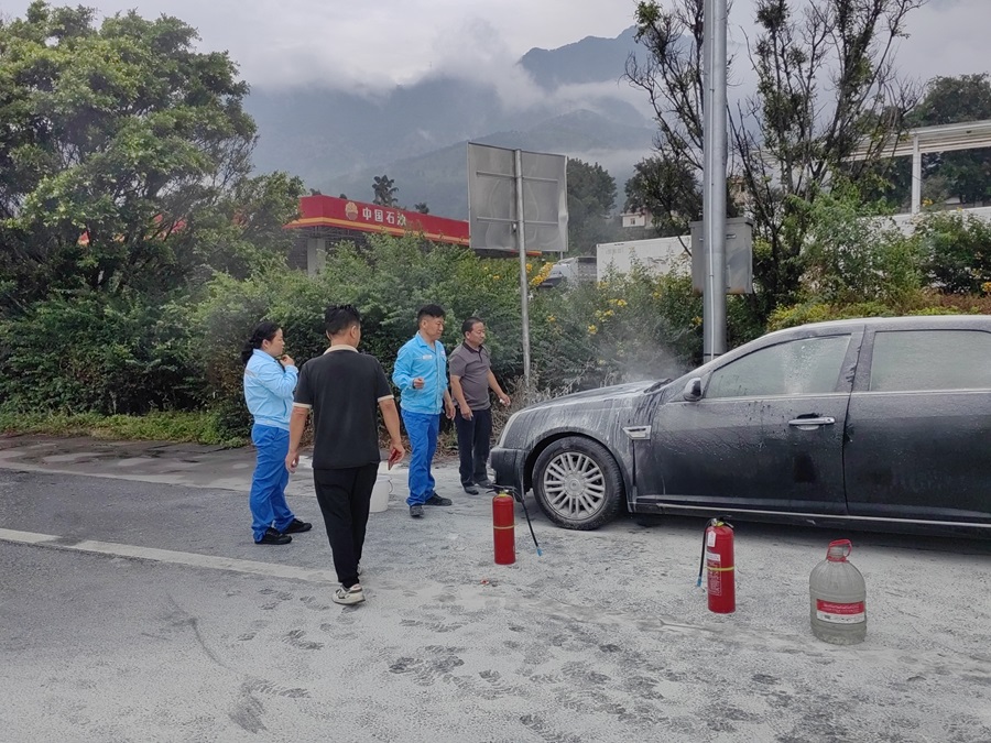 9月30日，德昌加油站成功化解一起車輛自燃險情.jpg