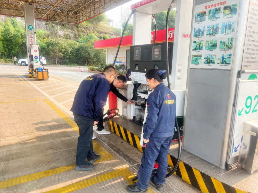 1730689218103008.jpg 蜀交航油公司黨委委員、紀委書記汪千鴻一行赴宜賓片區開展“大包保”督導檢查照片.jpg