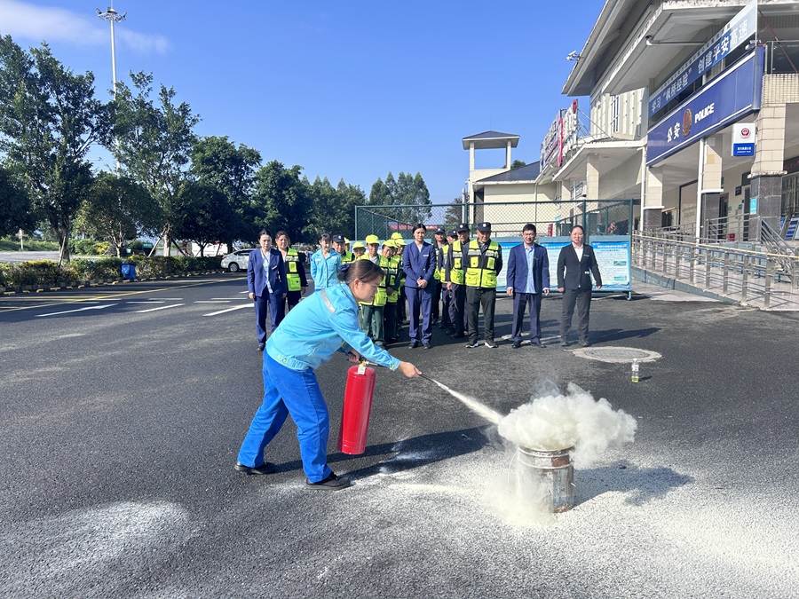 1731549379713607.jpg 蜀交中油公司多樣化開展全國第八個“消防安全宣傳月”活動-服務(wù)區(qū)一體化.jpg