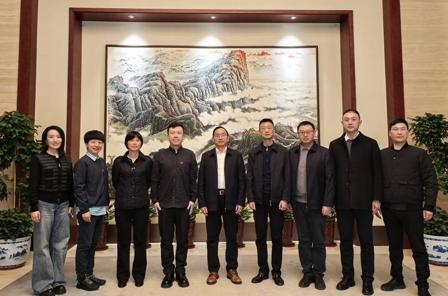 蜀道交通服務集團黨委書記、董事長羅曉勇率隊赴北京保利文娛科技公司考察交流并舉行合作簽約.jpg