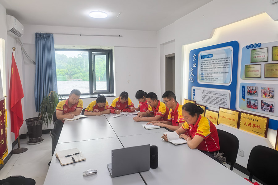 一線傳達會議精神 900.jpg